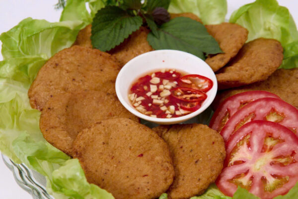 chả cá nhòng, chả cá nhòng nguyên chất, chả cá biển, chả cá không bột, chả cá đặc sản miền Trung, chả cá truyền thống, món ngon từ cá nhòng, chả cá sạch, chả cá không hàn the, chả cá nhòng chiên