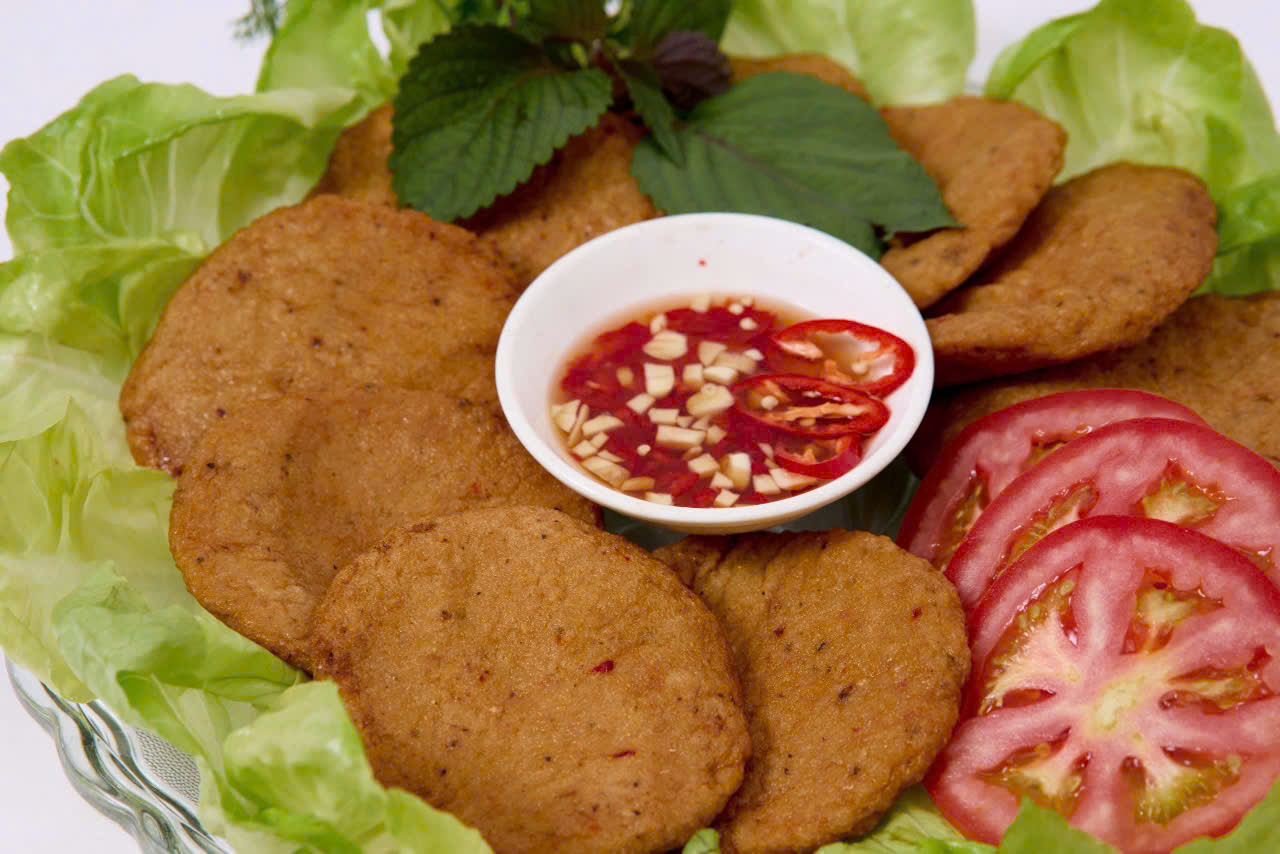 chả cá nhòng, chả cá nhòng nguyên chất, chả cá biển, chả cá không bột, chả cá đặc sản miền Trung, chả cá truyền thống, món ngon từ cá nhòng, chả cá sạch, chả cá không hàn the, chả cá nhòng chiên